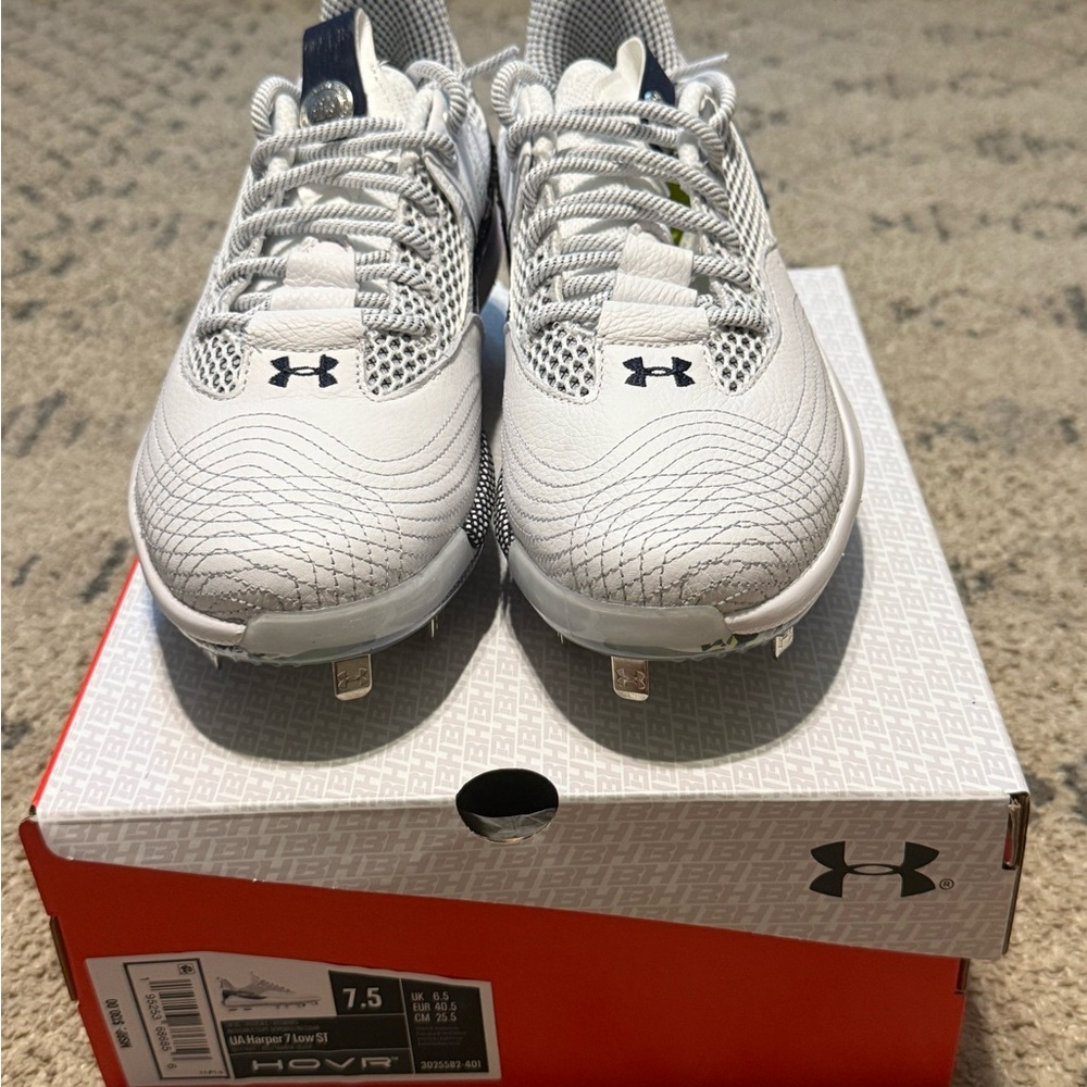 Brand Bew Under Armour Men's White and Black Athletic Shoes Cleats size 7.5 - Picture 2 of 3